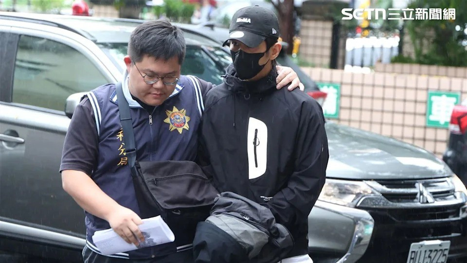 Kiệt Khải bị còng tay và áp giải đến Viện kiểm sát