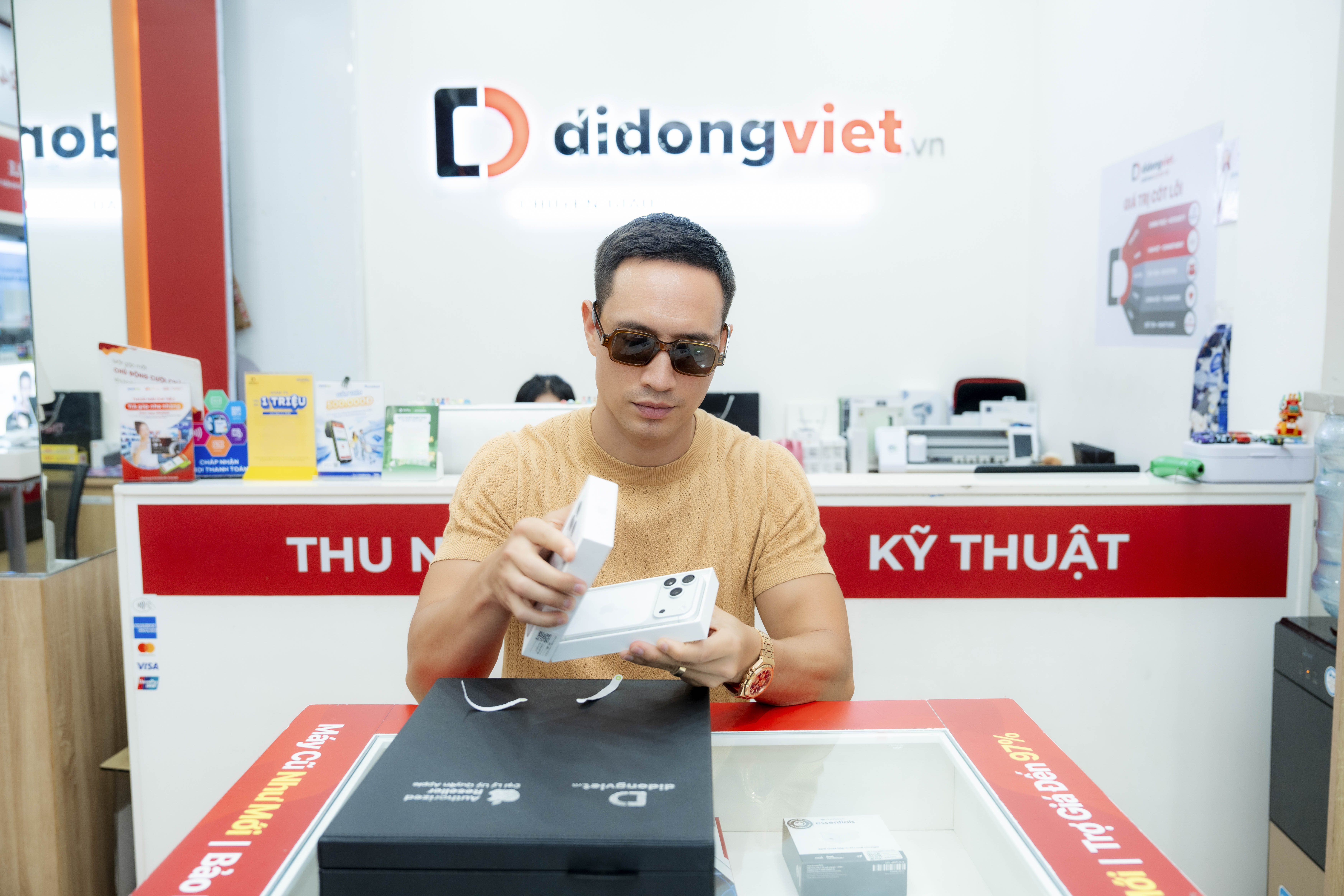 Kim Lý, Ngô Kiến Huy cùng dàn sao đi sắm iPhone mới tại Di Động Việt.