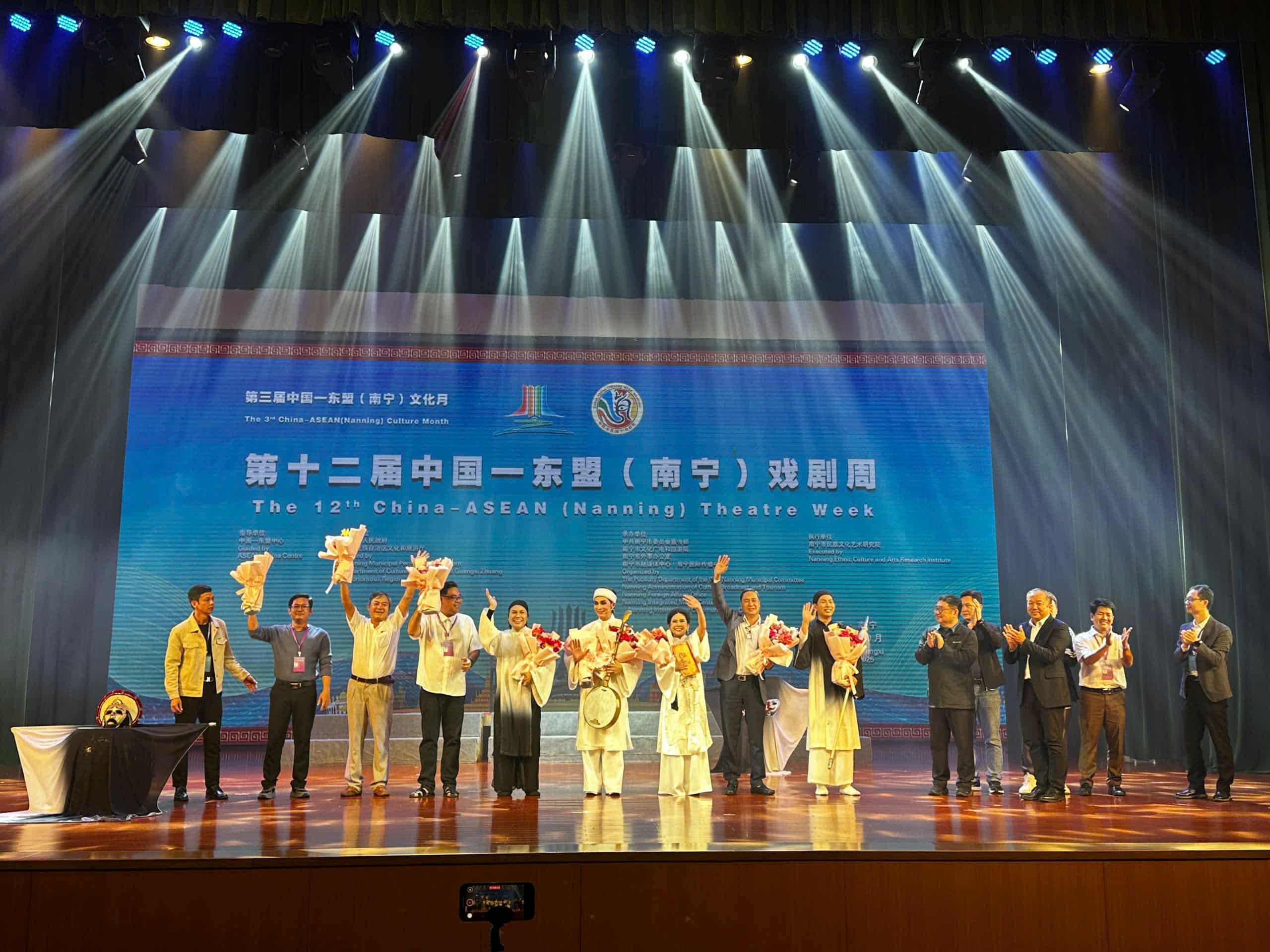 Lần đầu Bình Tinh nhận 4 HCV quốc tế dành cho cải lương