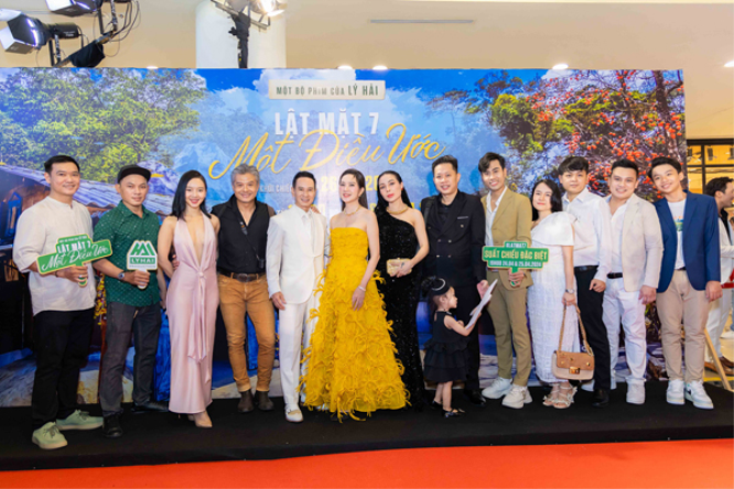 Lật mặt 7: Một điều ước - Rực rỡ ngày đầu ra mắt