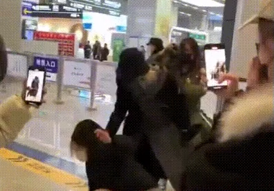 Linh Siêu hành hung hai cô gái được cho là người hâm mộ cuồng.