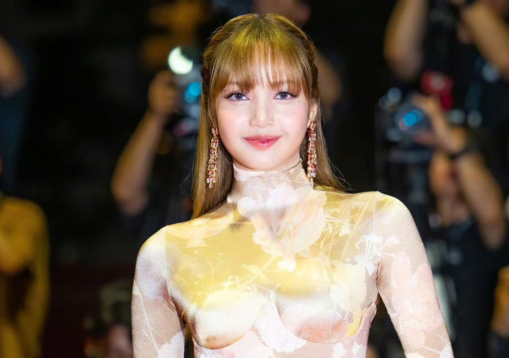 Lisa nổi bật khi sải bước trên thảm đỏ.