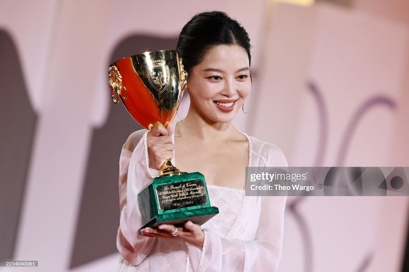 Lưu Diệc Phi không xứng đứng ở vị trí trung tâm trên trang bìa Vogue