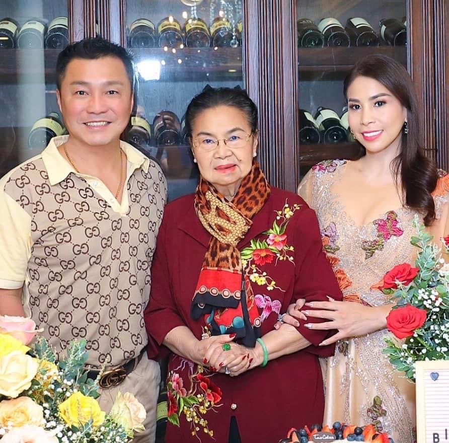 Lý Hương, Lý Hùng và gia đình luôn yêu thương, gần gũi bên mẹ mẹ