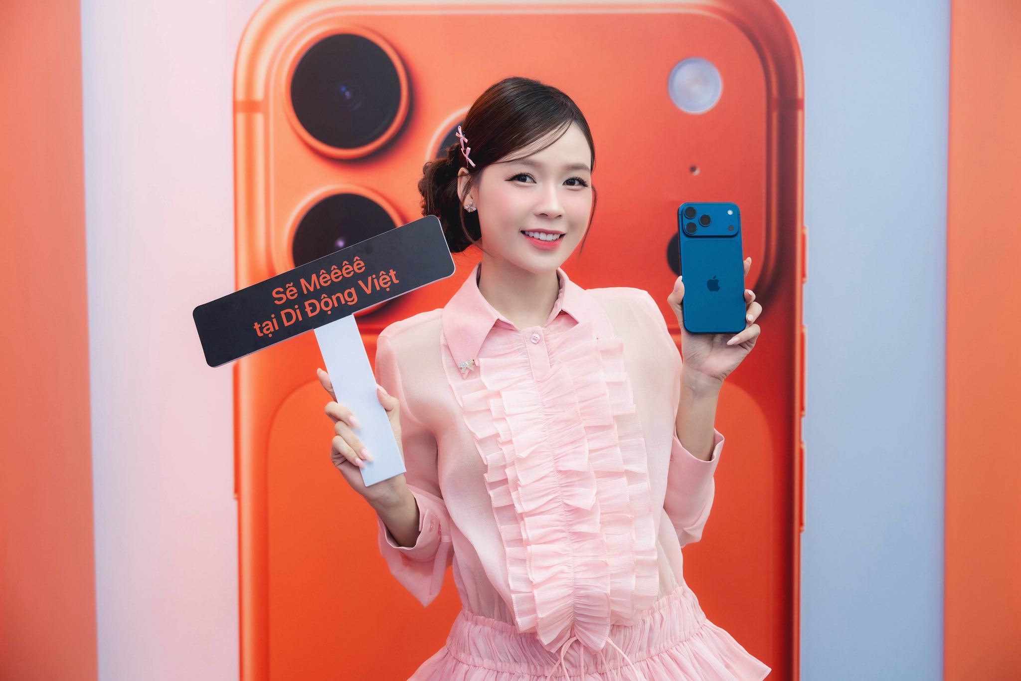 MC Sam cùng dàn sao “đập hộp” iPhone 17 Pro Max tại Di Động Việt