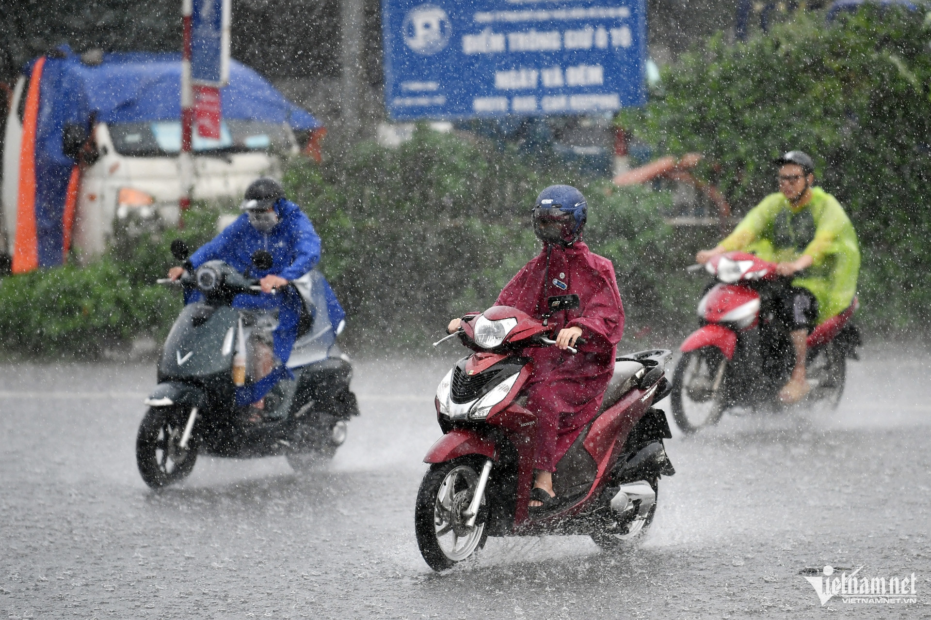Miền Bắc tiếp tục mưa dồn dập.