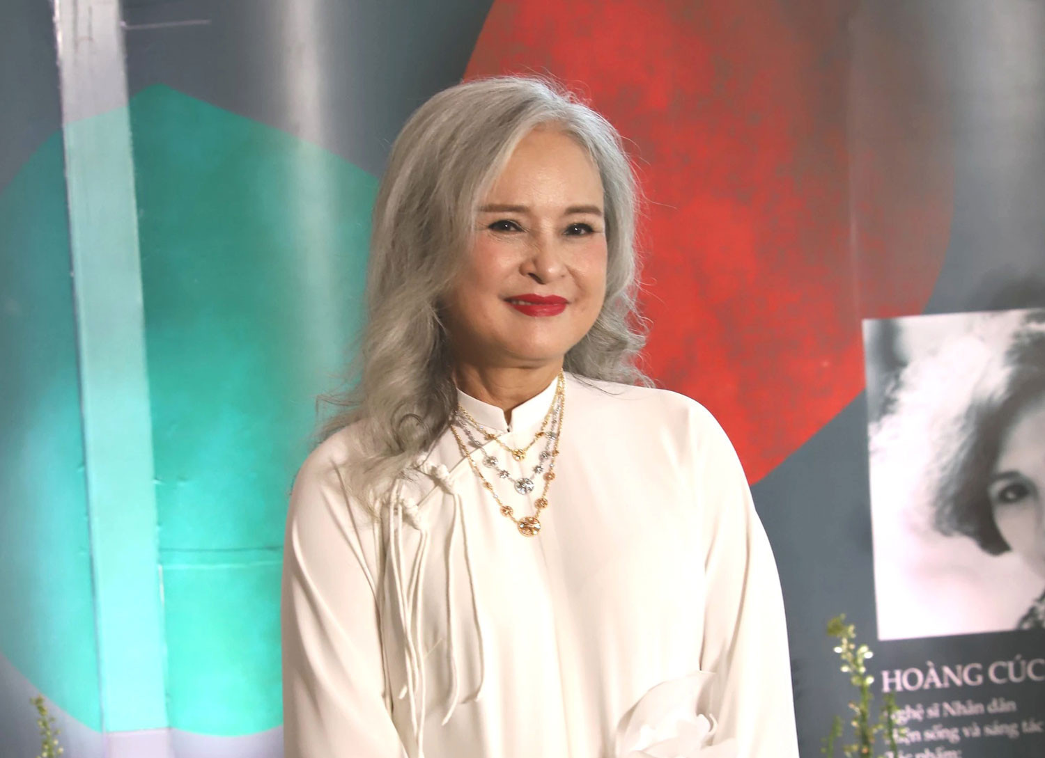 Mỹ nhân tóc bạc là Đại tá, bạo bệnh