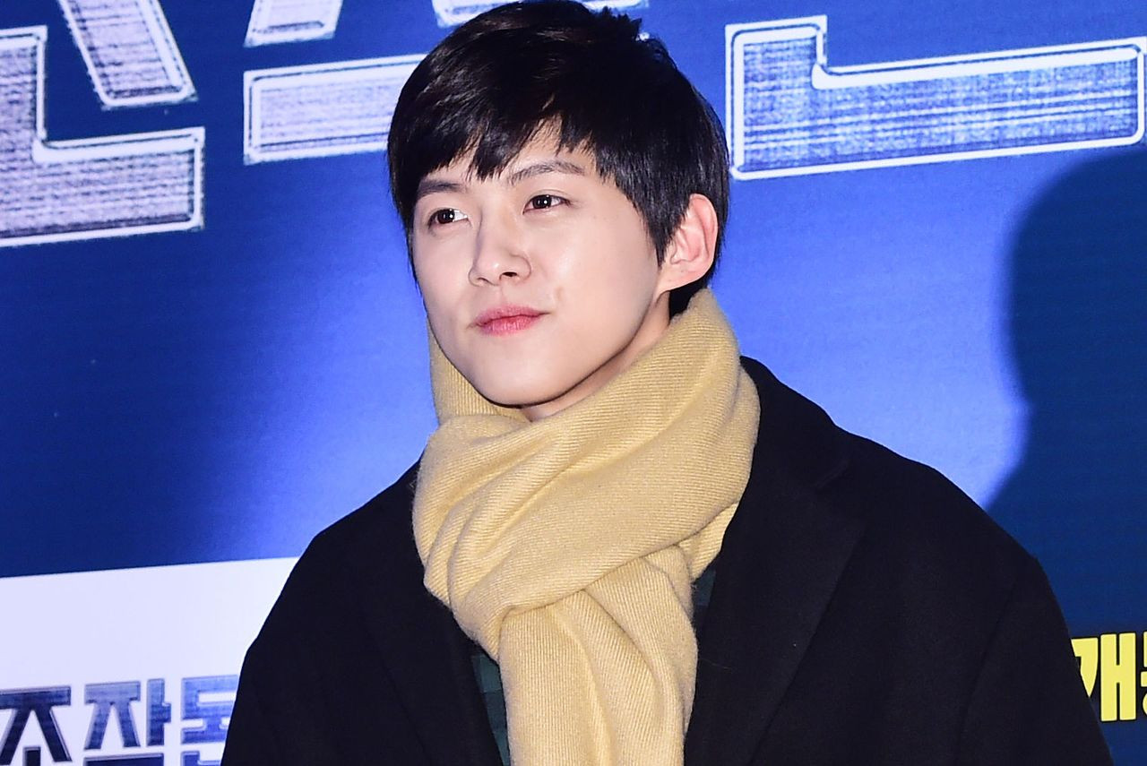 Nam ca sĩ Dongho khởi kiện vợ cũ vì tội phỉ báng.