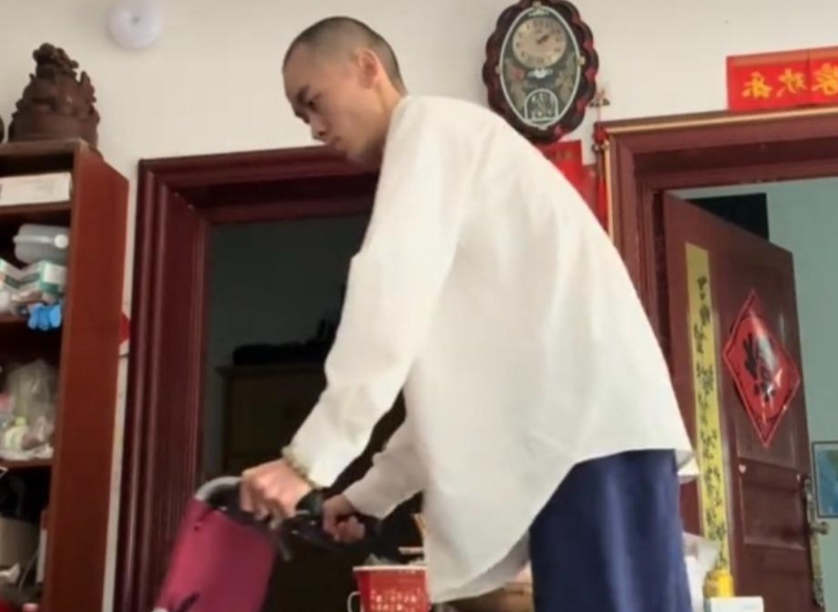 Nam ca sĩ Hà Chi Hồng ngồi xe lăn