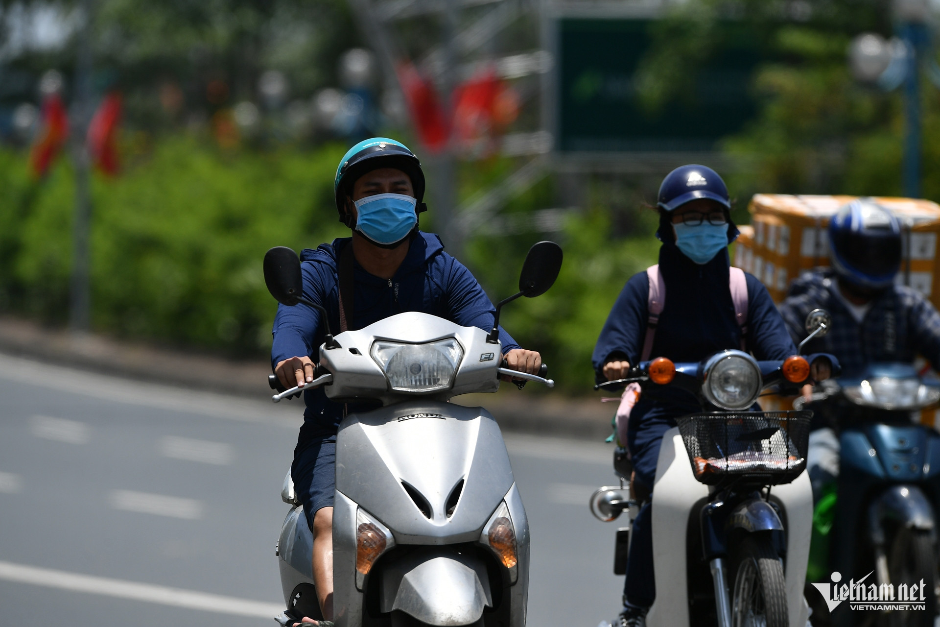 Nắng nóng và nắng nóng gay gắt, có nơi đặc biệt gay gắt tiếp tục diễn ra trên khắp cả nước.