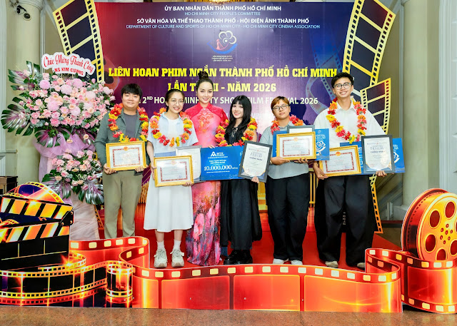 Nghệ sĩ Mai Thu Huyền trao học bổng của MTH Academy