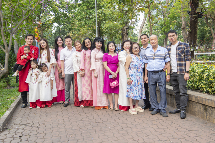 Nghệ sĩ Uyên Thảo nền nã với áo dài du xuân cùng gia đình