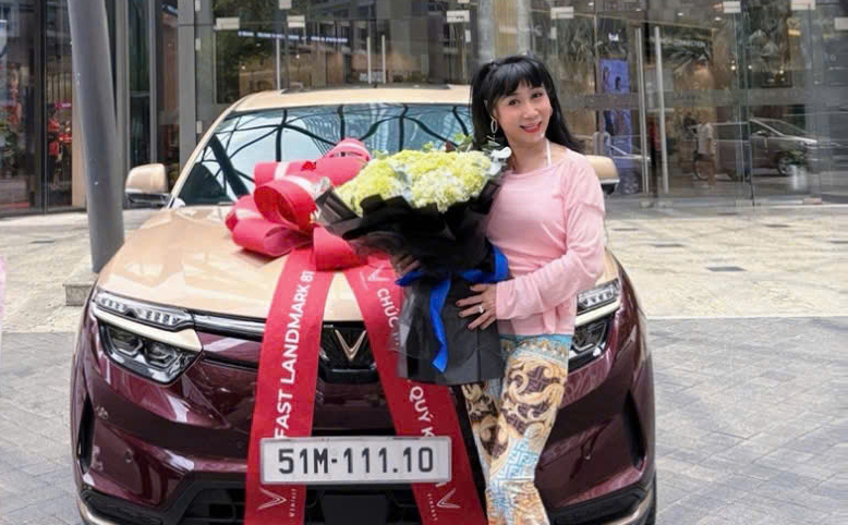 Nghệ sĩ Uyên Thảo yêu thích xe điện VinFast, sở hữu bản số siêu đẹp