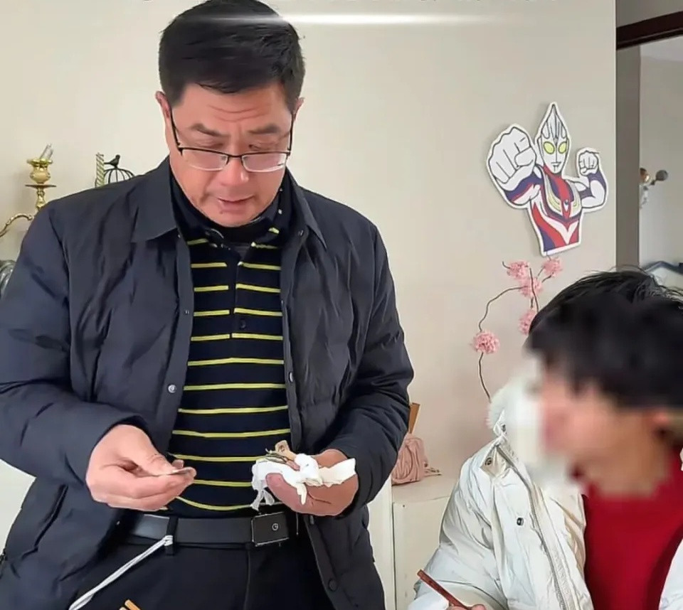 Người đàn ông 63 tuổi muốn đi tìm mẹ quá cố.