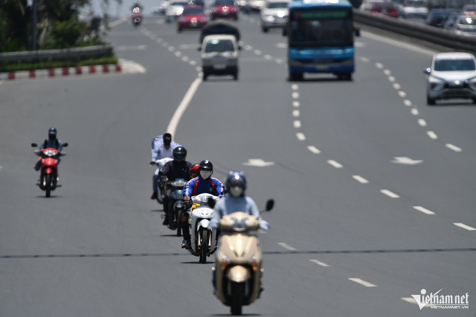 Nhiều nơi trên cả nước xảy ra nắng nóng dữ dội.