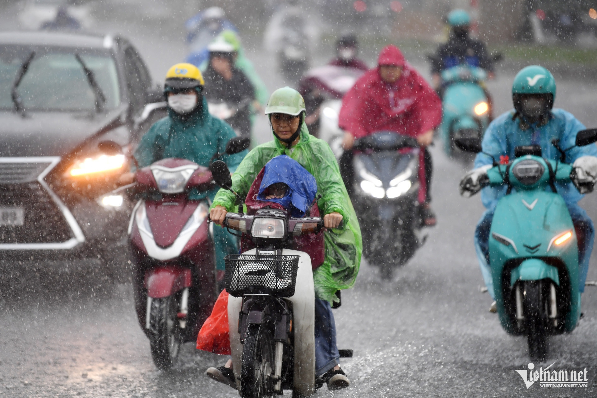 Nhiều nơi trên cả nước xảy ra nắng nóng kéo dài.