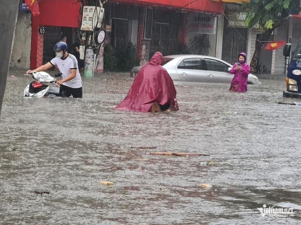 Nhiều tuyến đường tại TP Hải Phòng ngập sâu,