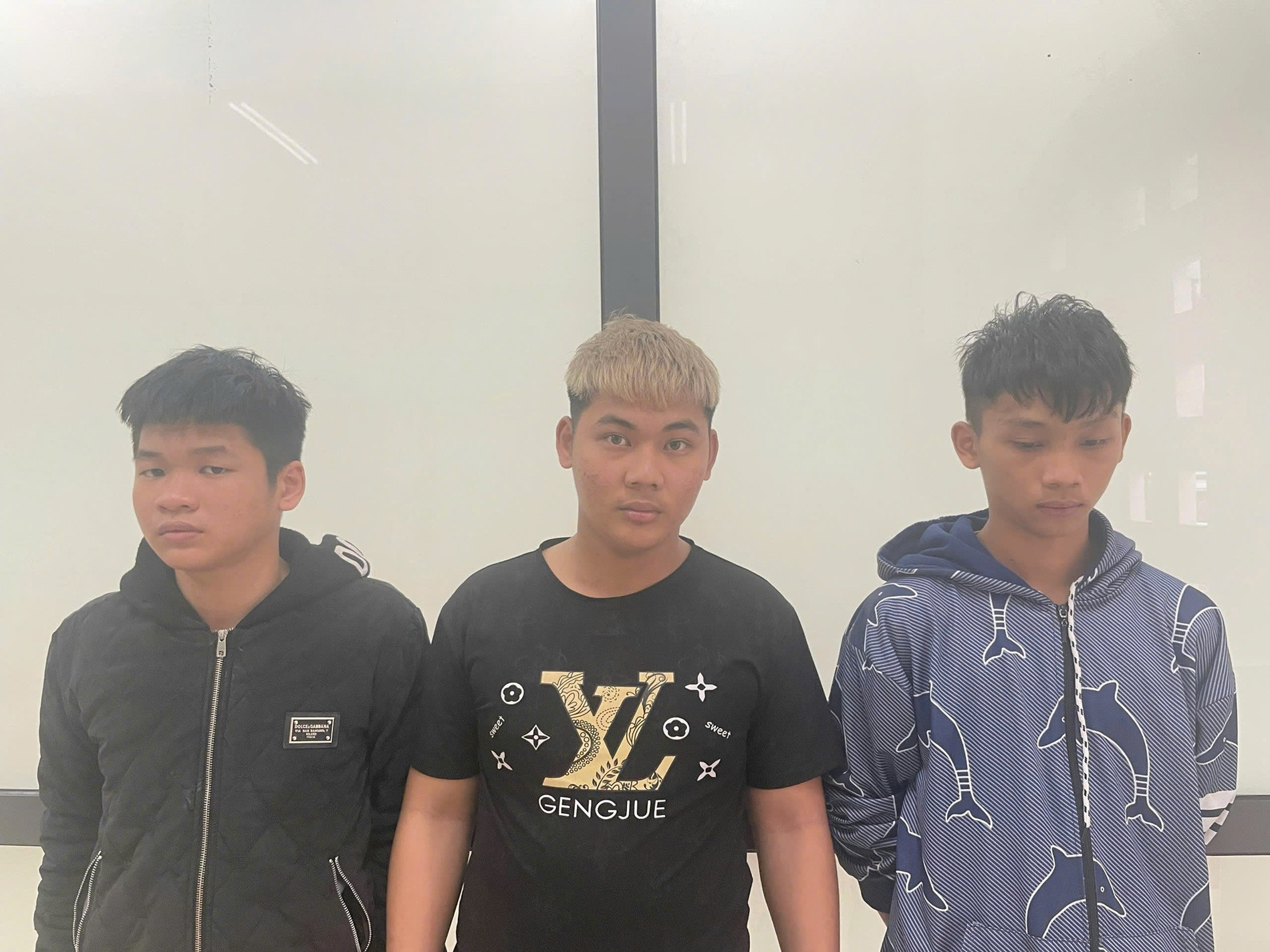 Nhóm đối tượng tấn công người đi đường tại cơ quan điều tra