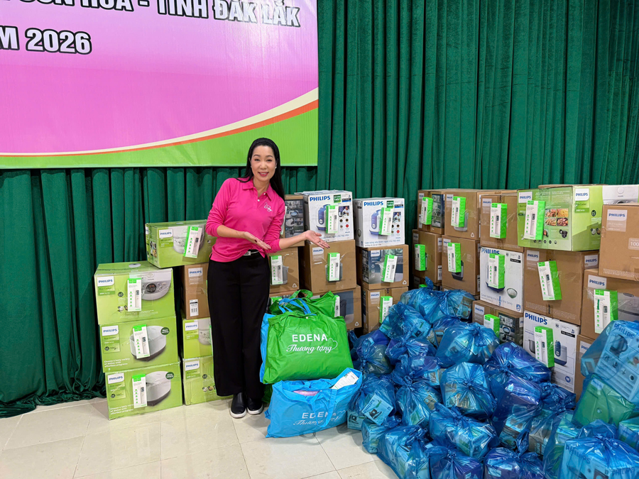 NSND Trịnh Kim Chi giúp bà con vùng lũ có Tết ấm no