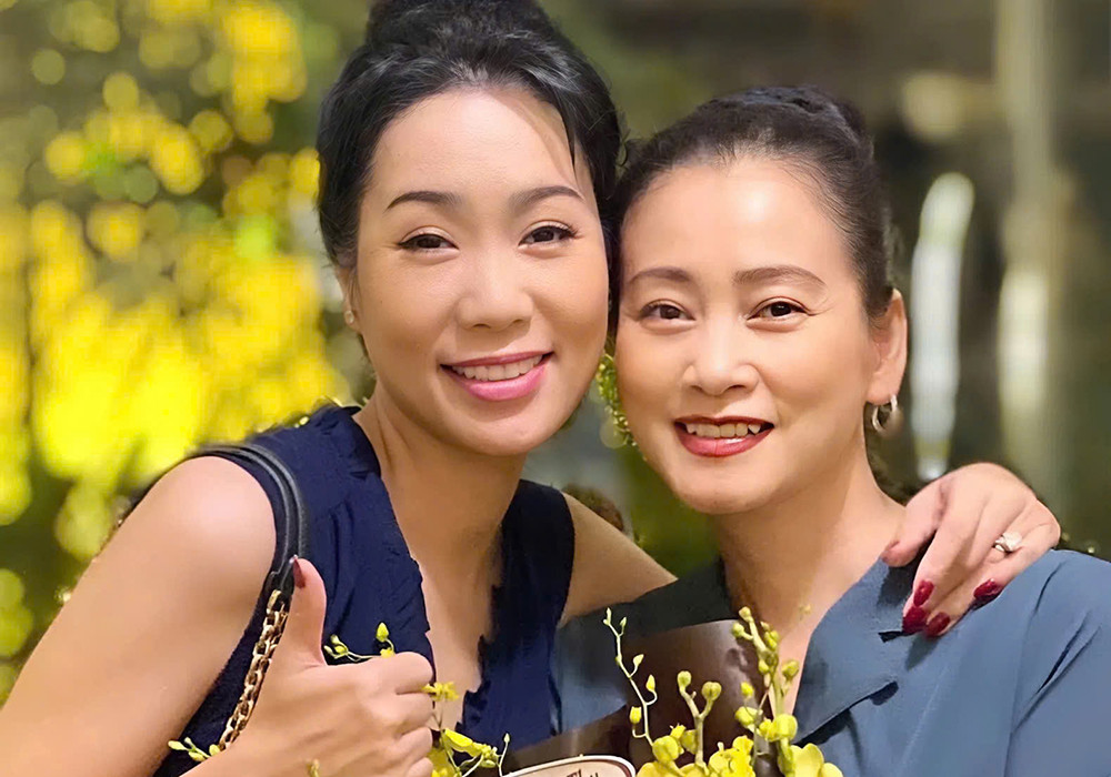 NSND Trịnh Kim Chi và NSƯT Tuyết Thu bằng tuổi, thân thiết trong công việc lẫn đời sống.