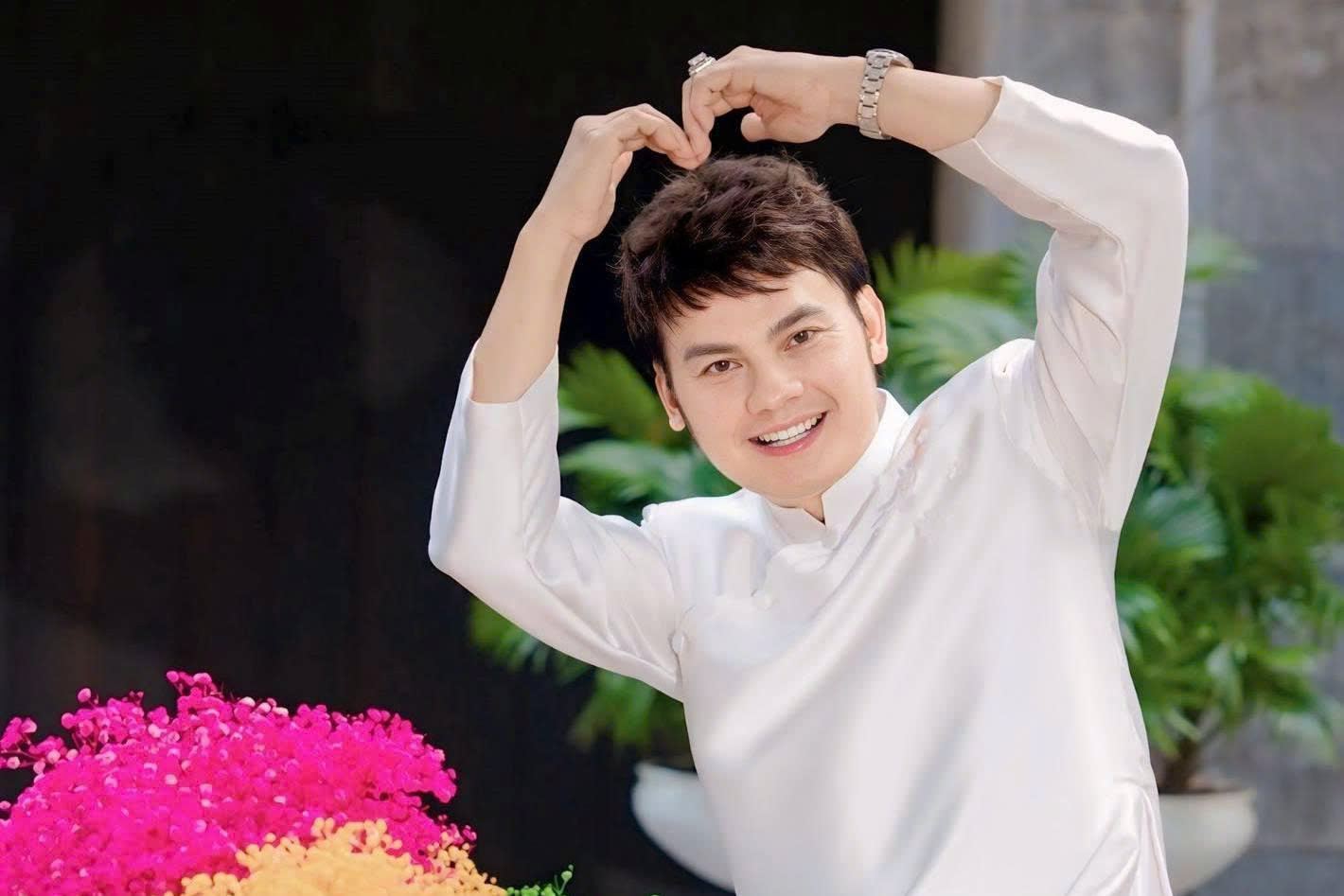 NSƯT Kim Tiểu Long biểu diễnvăn nghệ và trao học bổng cho học sinh nghèo vượt khó