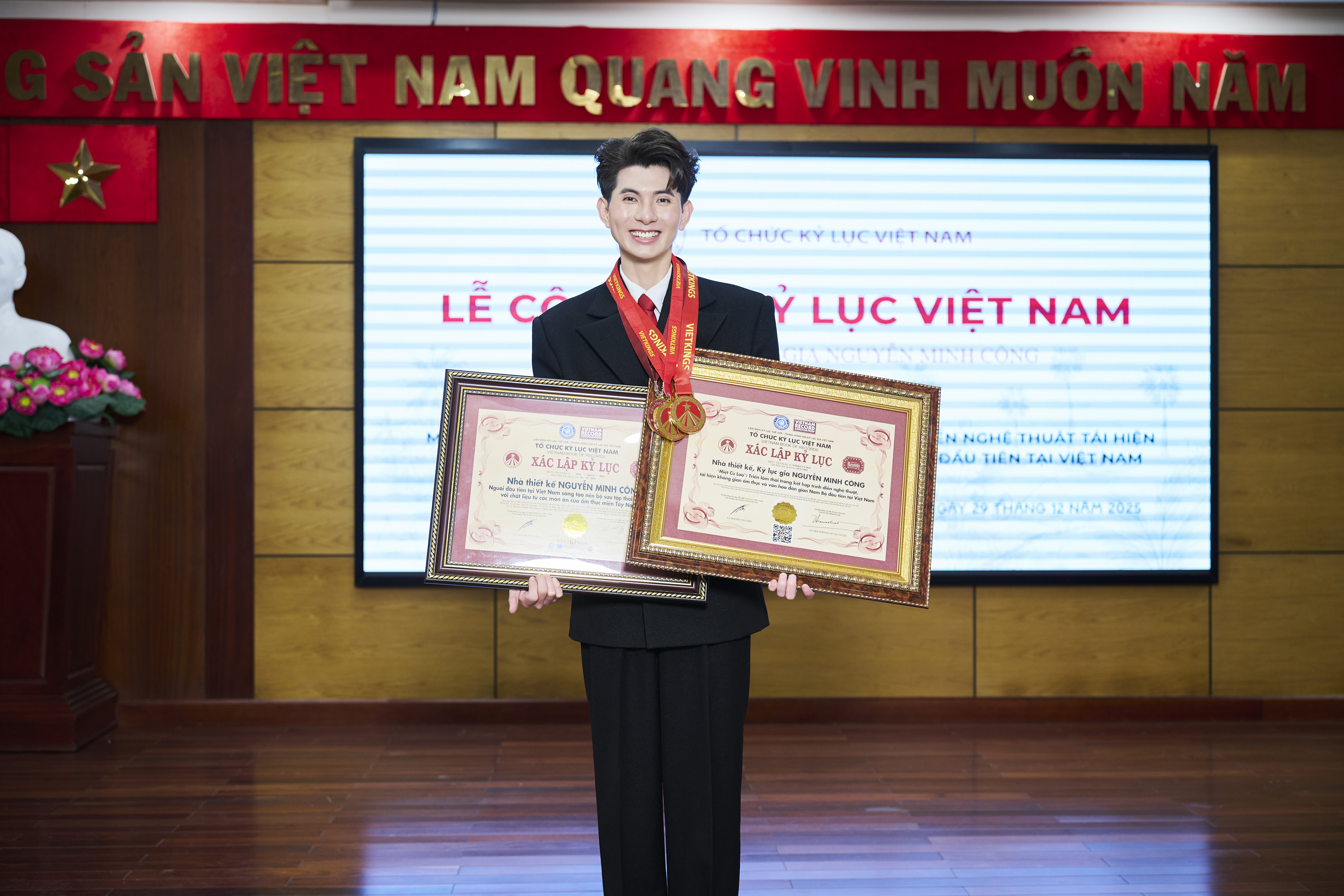 NTK Nguyễn Minh Công nhận kỷ lục Việt Nam với triển lãm “Miệt Cù Lao”