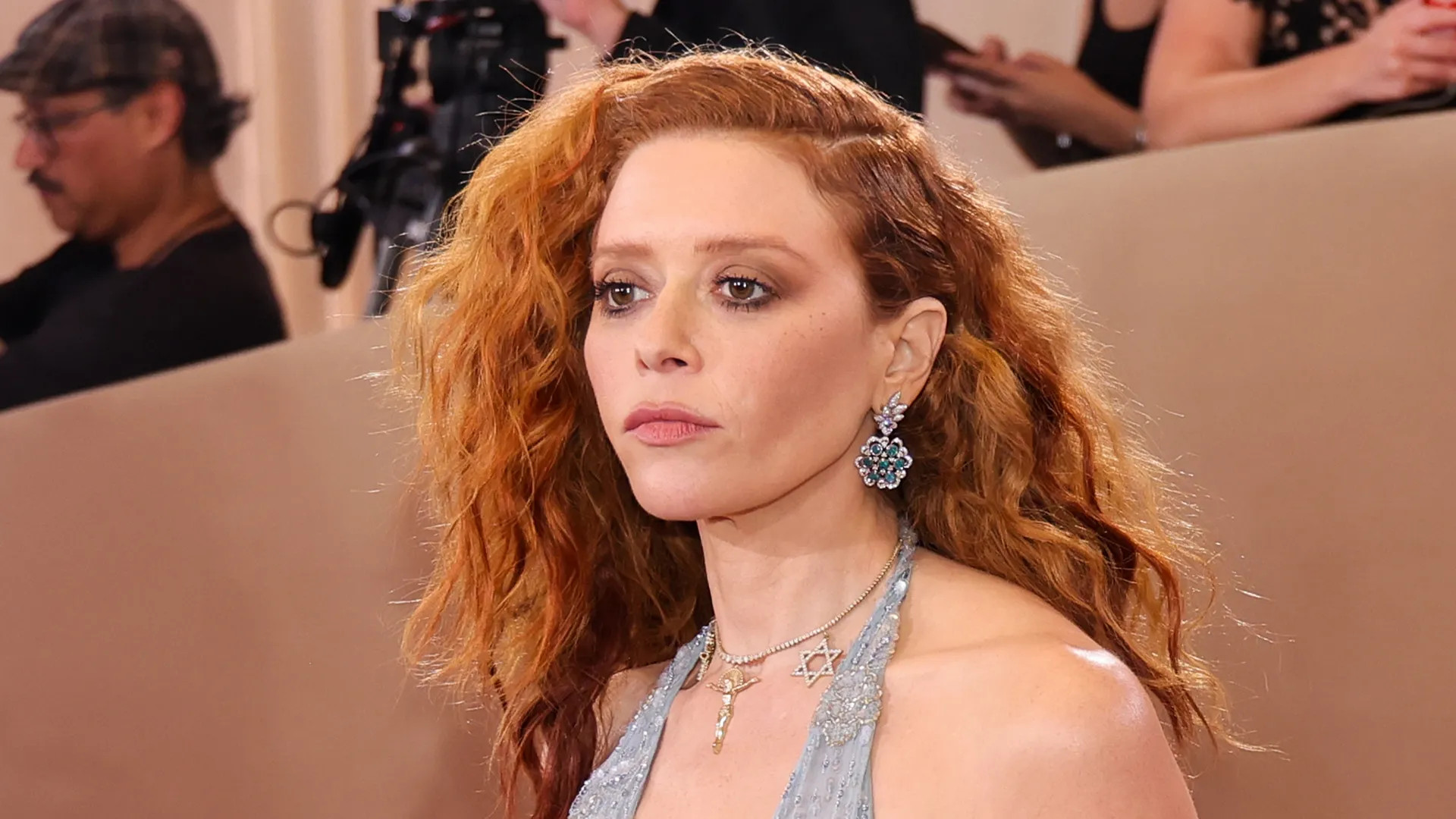 Nữ diễn viên Natasha Lyonne bị đuổi khỏi máy bay