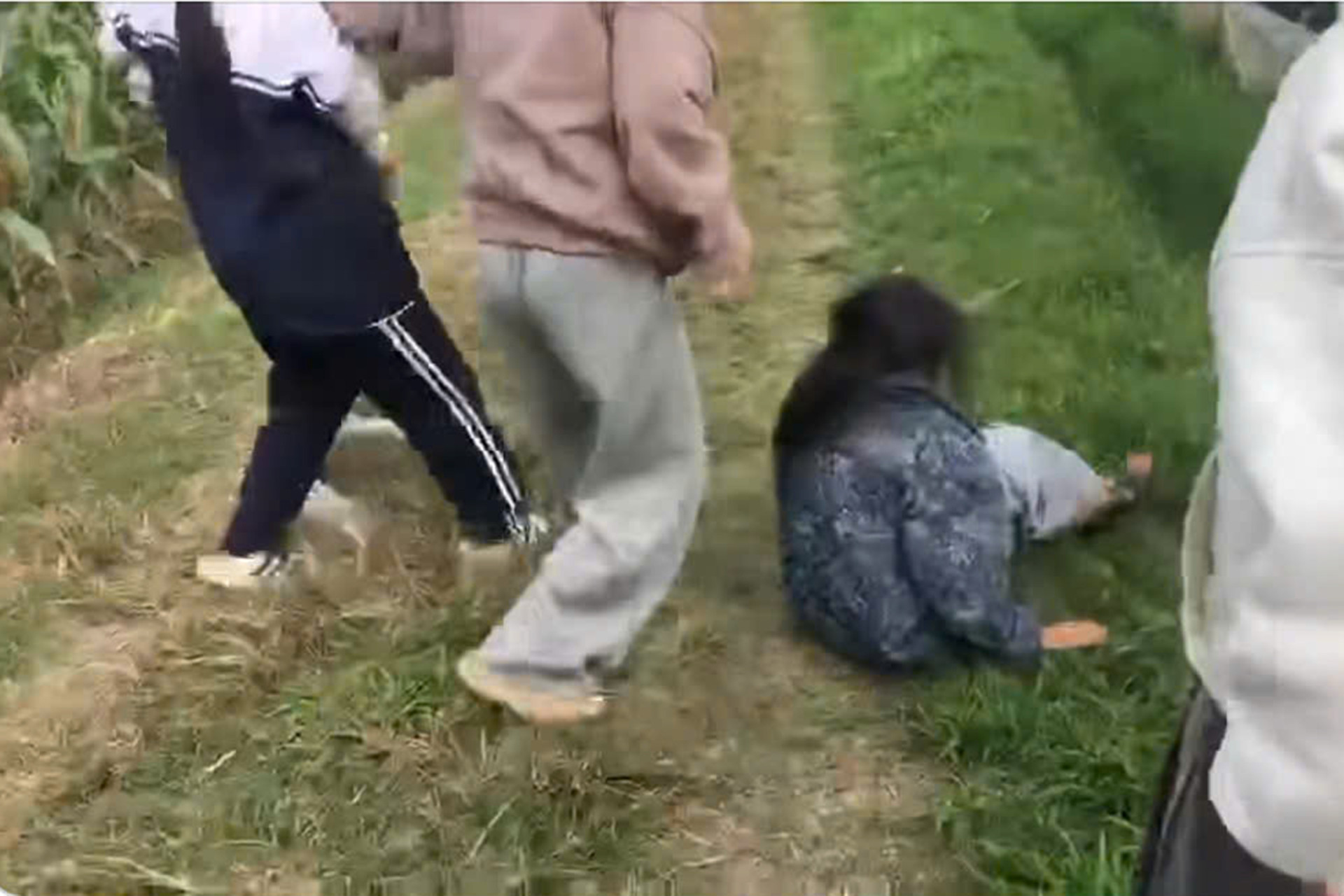 nữ sinh bị đánh hội đồng tại Hà Nội