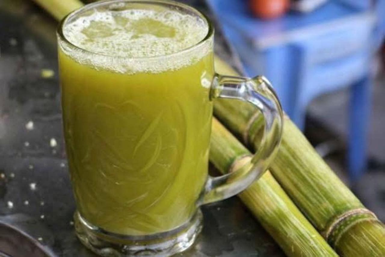 Nước mía giải nhiệt nhưng không nên dùng hằng ngày thay nước lọc.