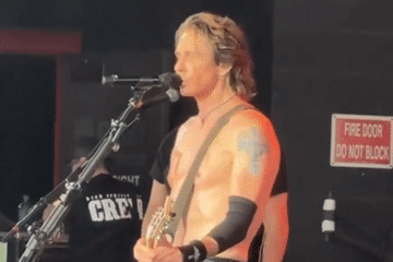 Ở độ U80, Rick Springfield vẫn biểu diễn máu lửa trên sân khấu.