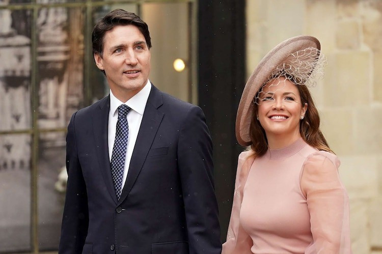 Ông Justin Trudeau bị bắt gặp ôm hôn Katy Perry trên du thuyền