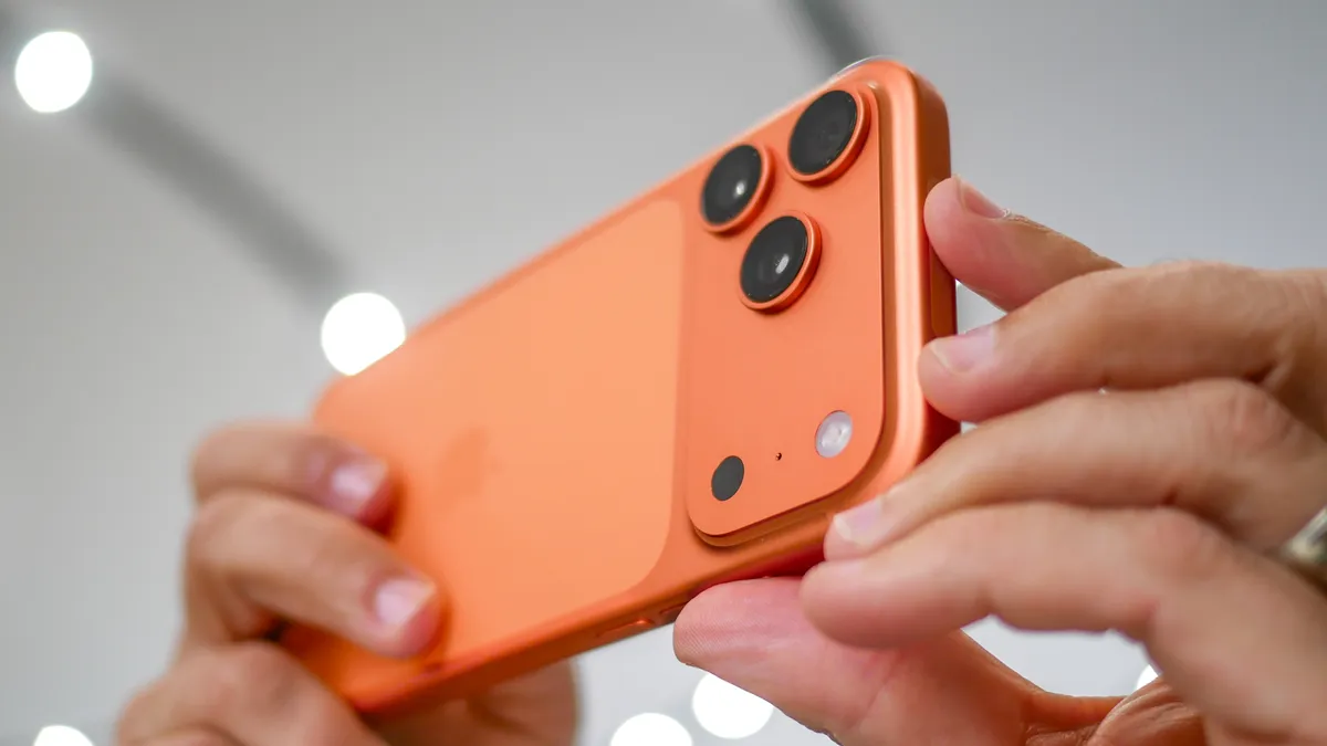 Phone 17 Pro Max màu cam vũ trụ.