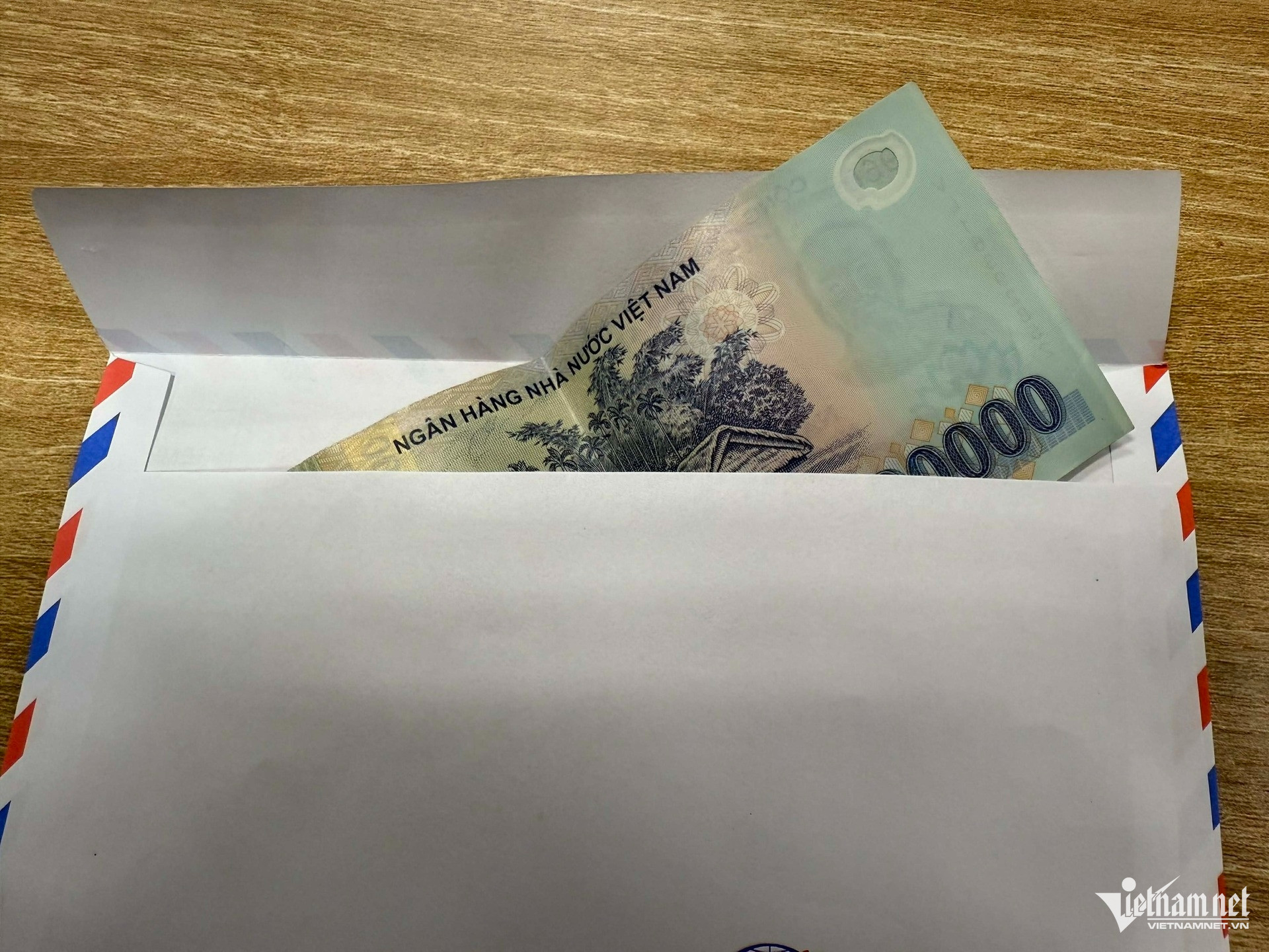 Phong bì của bố mẹ vợ tôi khiến các chị gái mỉa mai