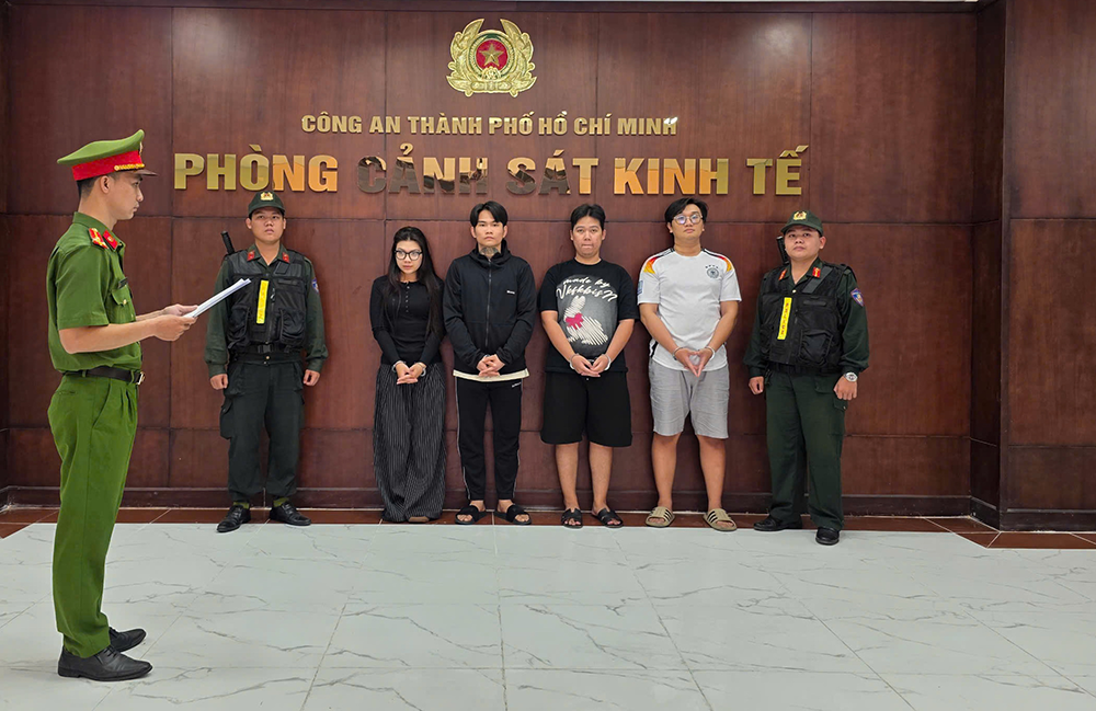 Quyết định và lệnh bắt 4 đối tượng buôn bán hàng cấm