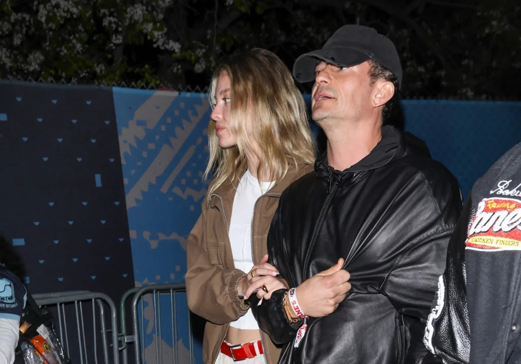 Tài tử Orlando Bloom và bạn gái mới thân mật trên đường phố.