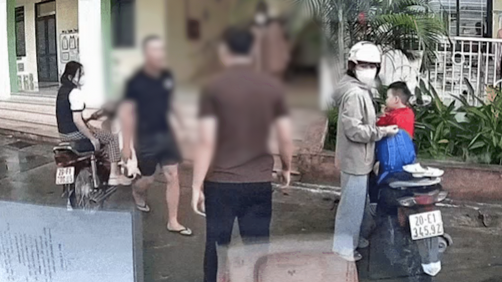 Tài xế xe tải bị tát vào mặt khi giao thực phẩm tại trường học