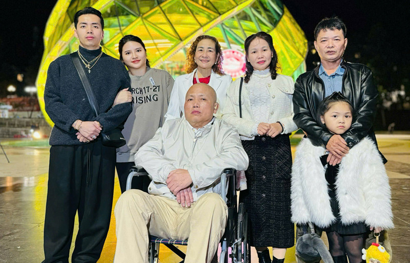 Thông gia tai biến sớm chiều sang chăm sóc