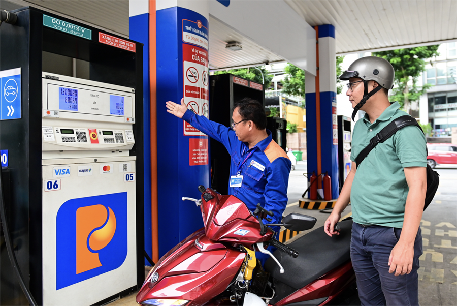 Thương nhân tự quyết định giá bán buôn, bán lẻ xăng dầu