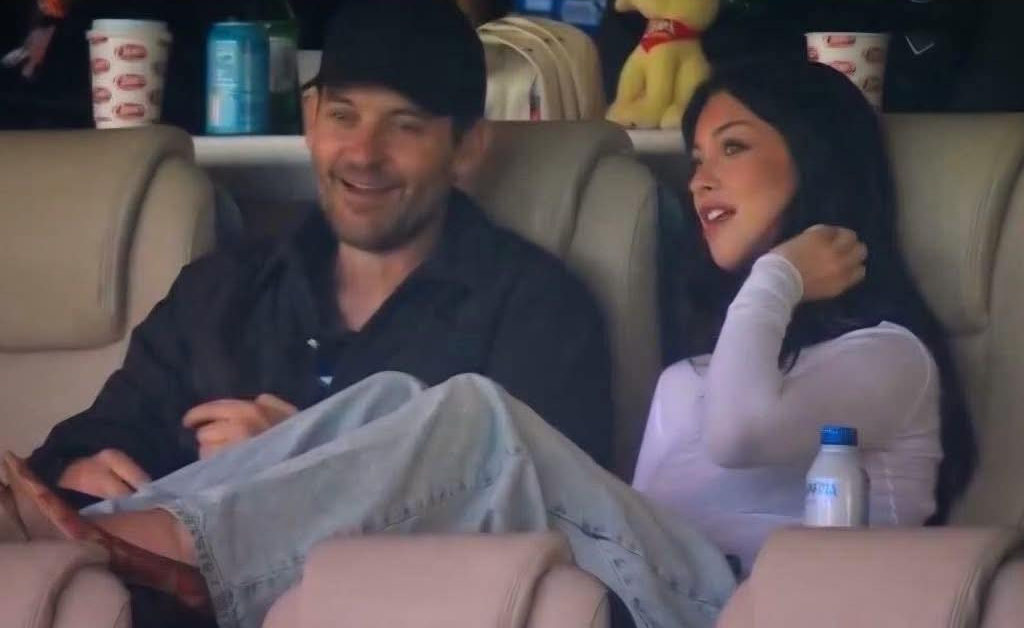 Tobey Maguire tình tứ bên người mẫu kém 31 tuổi.