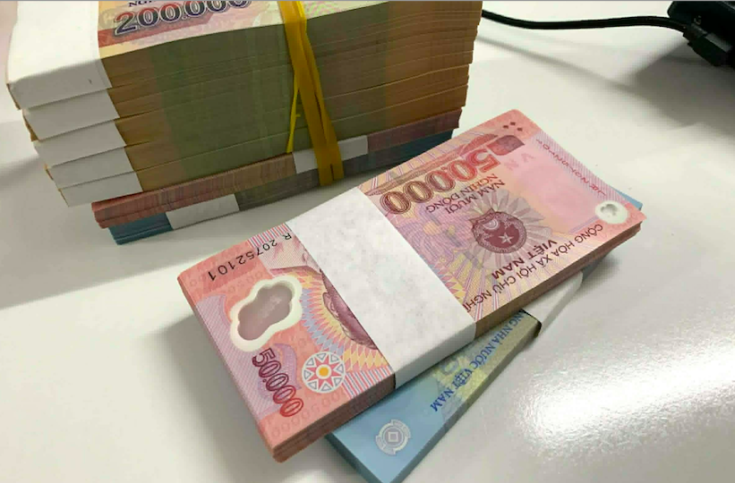 Tôi phát hiện chồng mình rút 200 triệu đồng cho bạn mượn