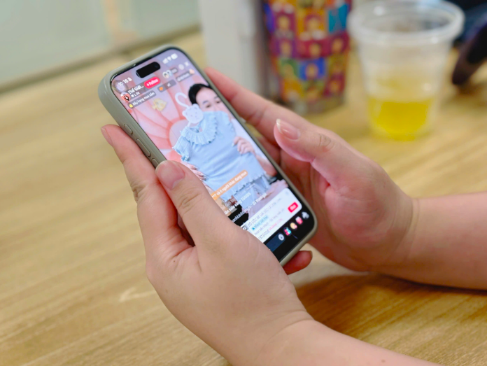 Tôi tìm thấy niềm vui trong khoảng thời gian lướt điện thoại