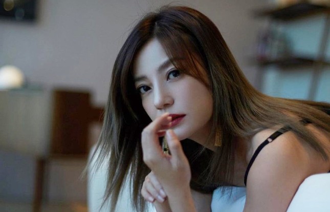 Triệu Vy ly hôn với Huỳnh Hữu Long nhiều năm trước