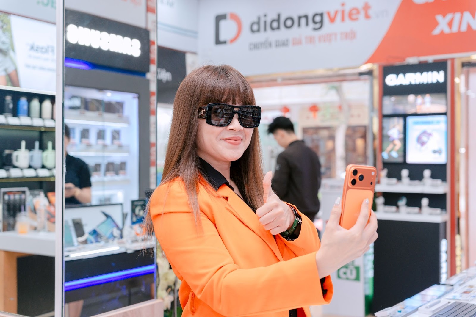 Trịnh Thăng Bình, Lưu Thiên Hương mê iPhone 17 Pro Max màu cam