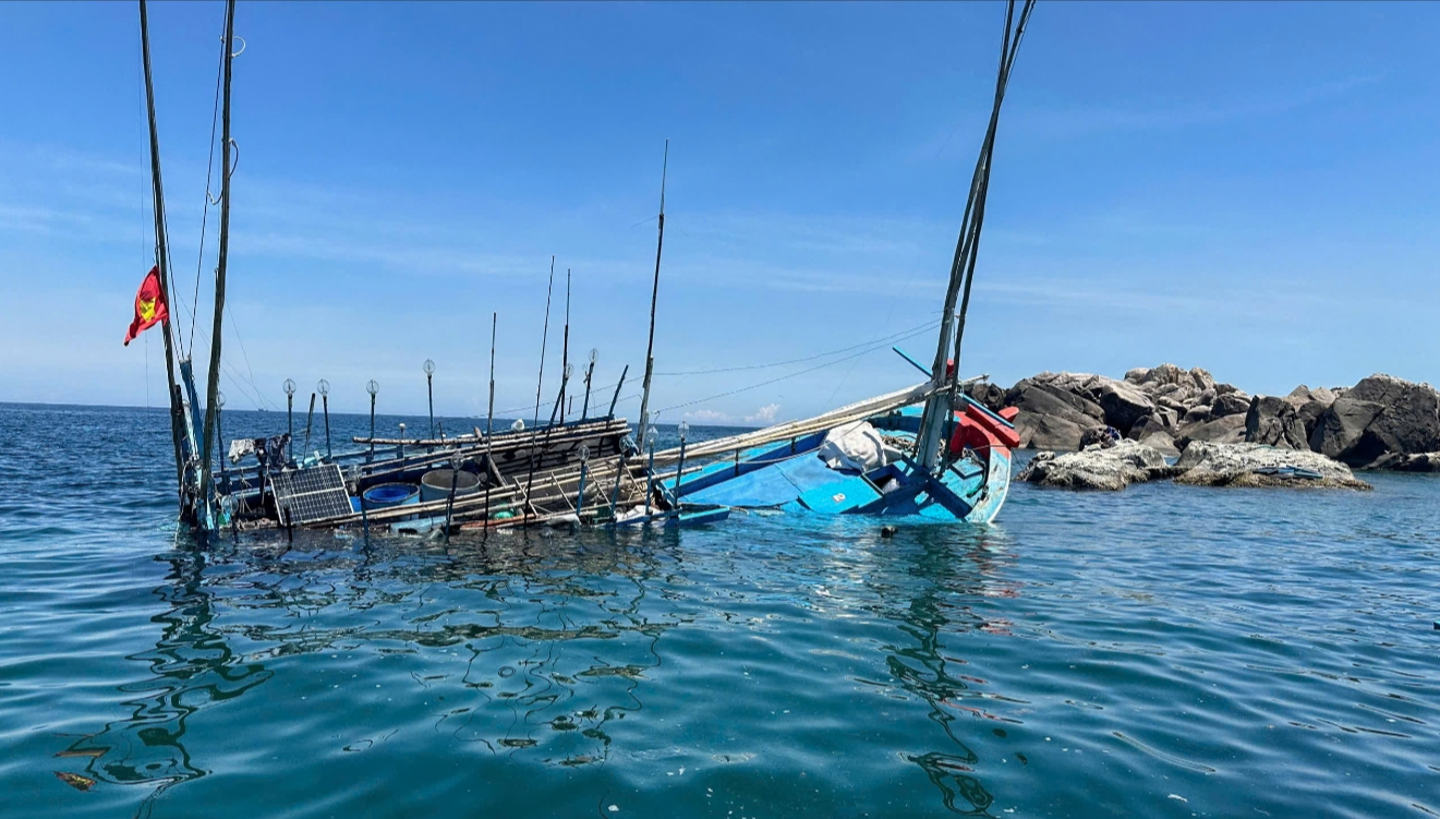 Tthành công cứu kéo tàu cá bị phá nước