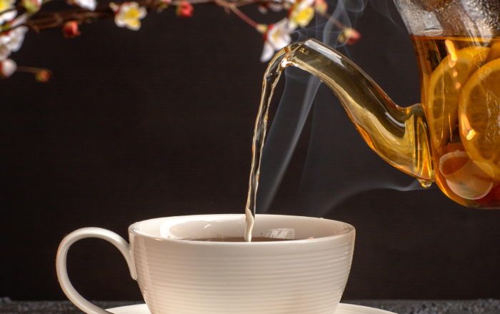 Uống trà nóng làm tổn hại niêm mạc thực quản kéo dài.