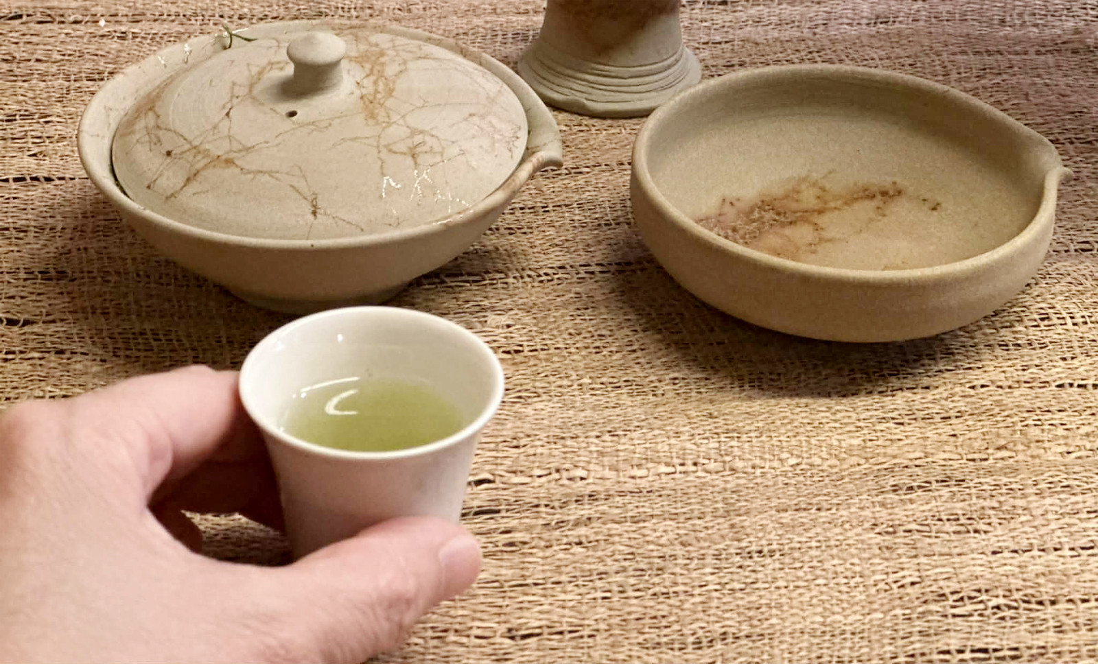 Uống trà đều đặn có nhiều tác dụng tốt với sức khỏe.