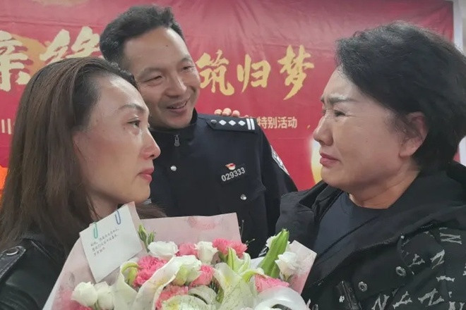 Vào ngày đoàn tụ, người mẹ cùng con gái không kìm được nước mắt.