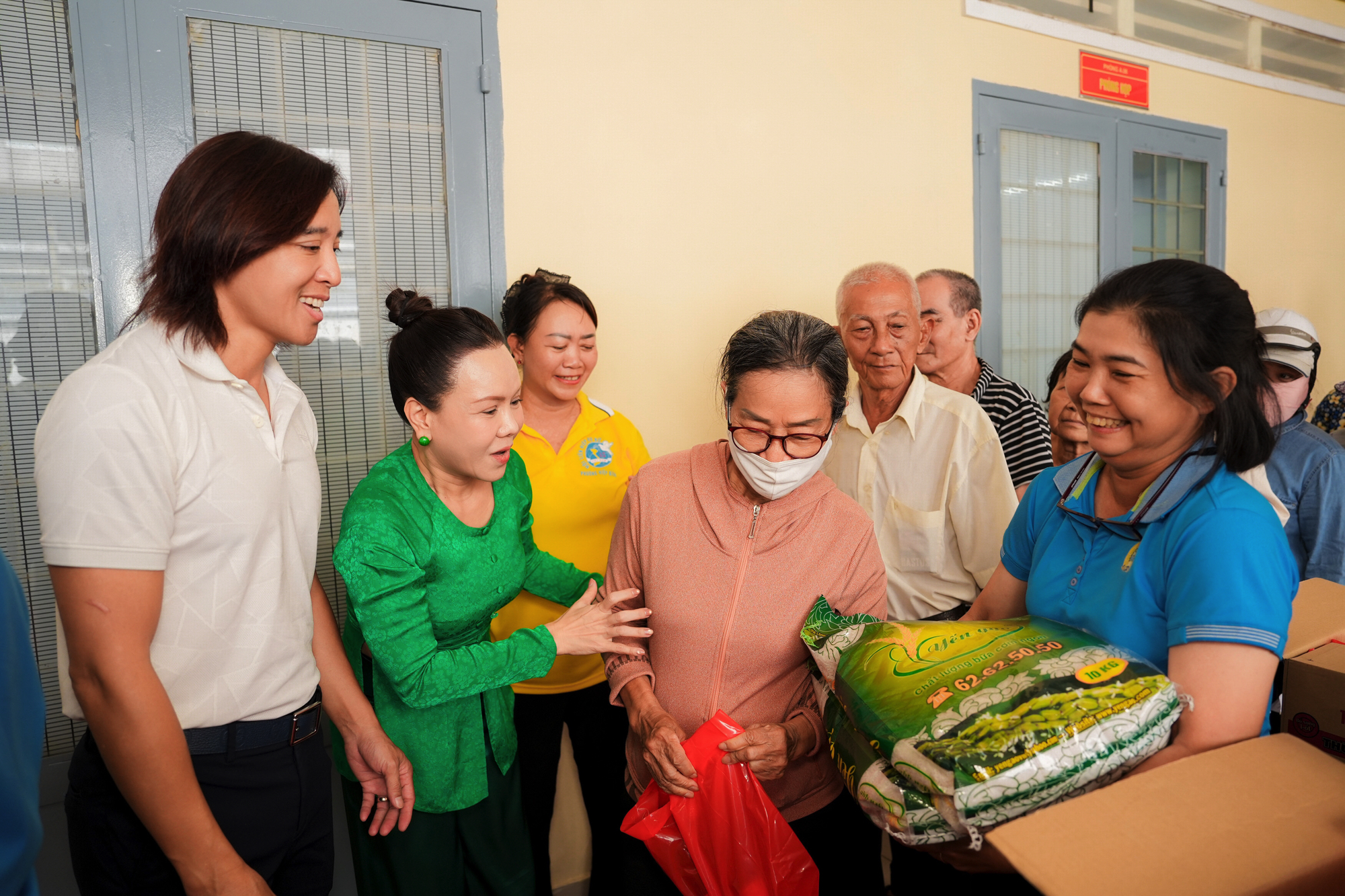 Việt Hương - Hoài Phương cùng làm việc thiện mùa Vu Lan