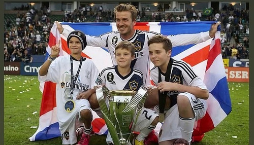 Vợ chồng Beckham và con trai cả hủy theo dõi nhau trên Instagram.