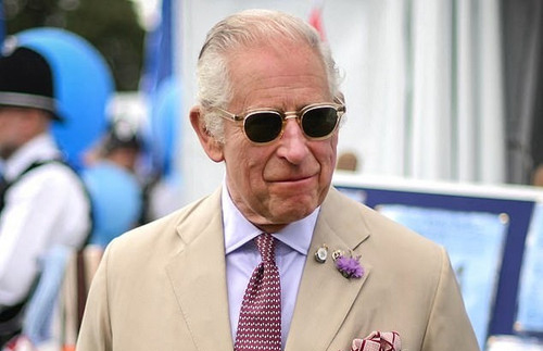 Vua Charles ưa chuộng những bộ vest cổ điển